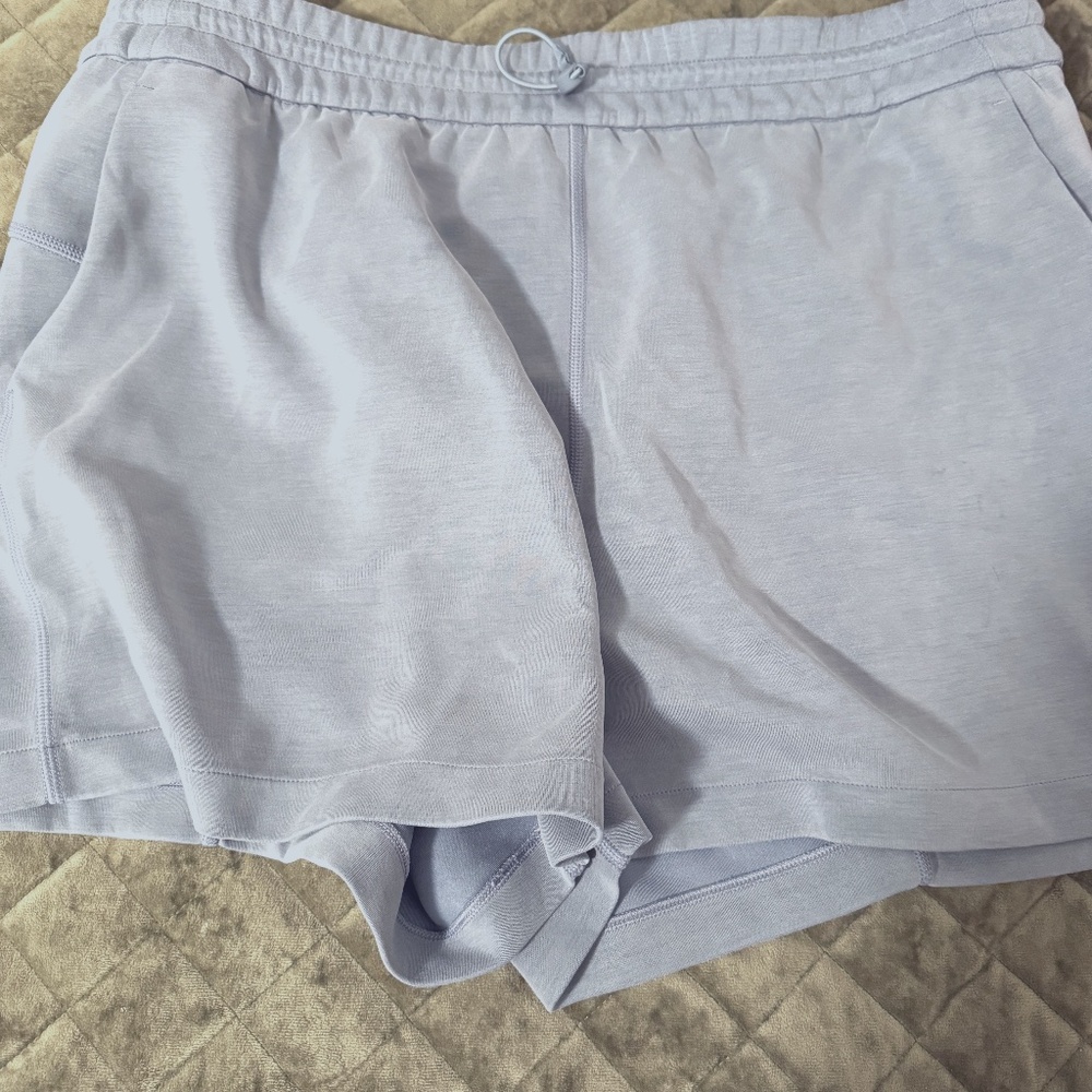 Lululemon Women's soft stream, high rise 4inch shorts